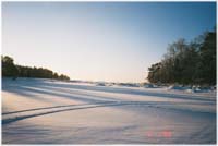 Kukion rannan pohjoispuolelle kasautunut liikaa lunta autolle selvitt�v�ksi