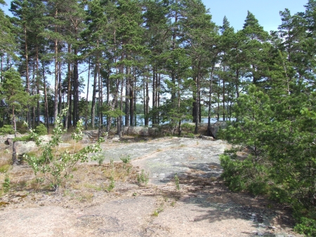 Sis�saari on kalliota ja hiekkaa